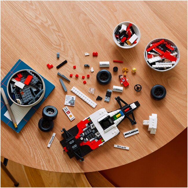 Конструктор LEGO® Icons McLaren MP4/4 и Ayrton Senna 10330
